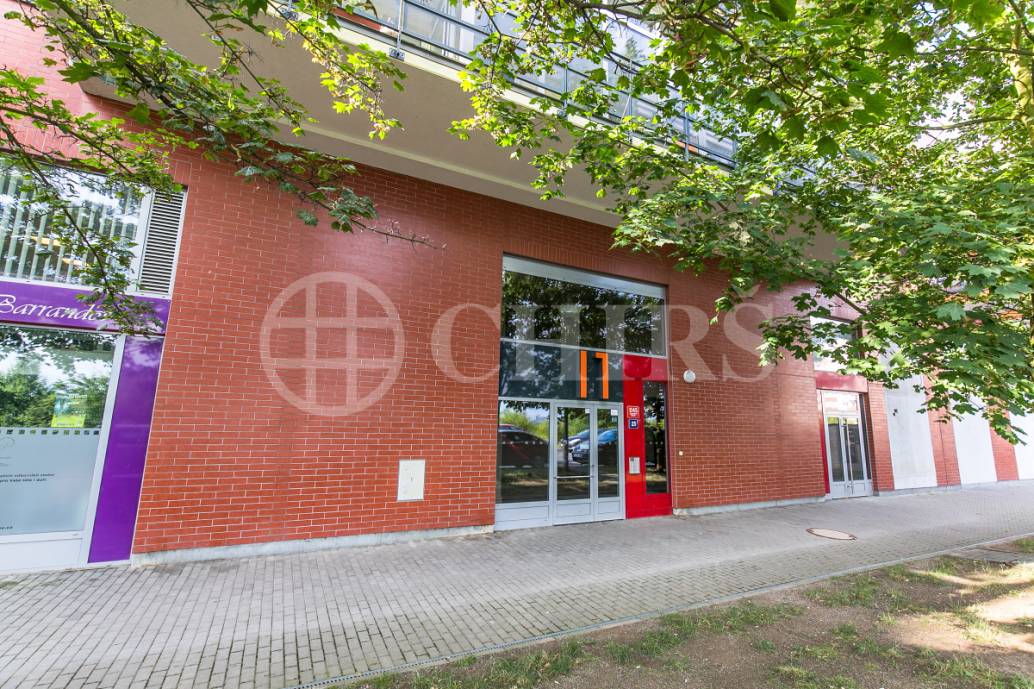 Prodej bytu 2+kk s předzahrádkou a garážovým stáním, OV, 47m2, ul. Werichova 1145/25, Praha 5 - Hlubočepy
