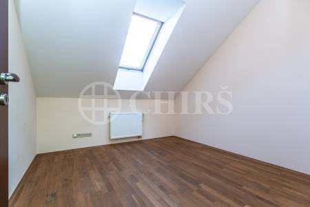 Pronájem rodinného domu 5+kk se zahradou, garáží a balkonem, ul. Mezi Lány 756/7b, Praha 5 - Jinonice