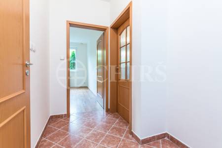 Prodej bytu 2+kk s předzahrádkou a garážovým stáním, OV, 47m2, ul. Werichova 1145/25, Praha 5 - Hlubočepy