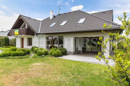 Prodej rodinného domu 6+1, 360 m2 s terasou,  zahradou, bazénem a garážovým stáním, Trnová 179, Trnová u Jíloviště 