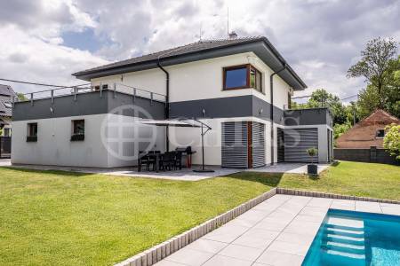 Prodej rodinného domu 5+kk s bazénem, zahradou a garáží, ul. U Mlýna 324, Chrustenice