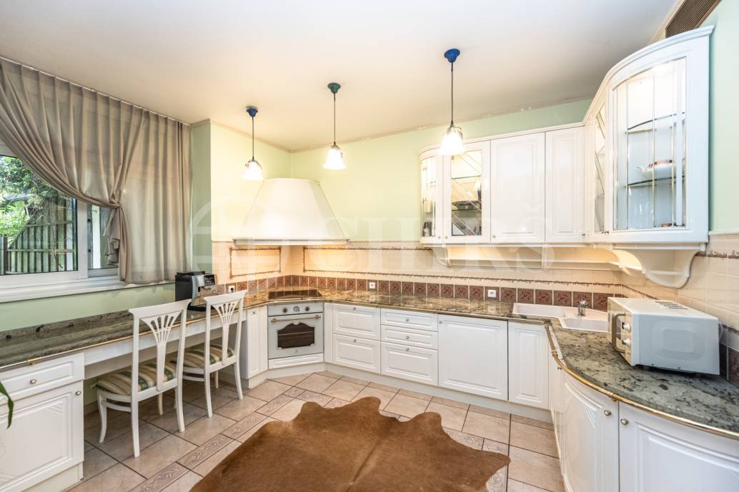 Pronájem rodinného domu 9+1 se zahradou, bazénem a garáží, OV, 390 m2, ul. Ke Školce, Průhonice, Praha-západ
