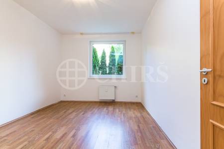 Prodej bytu 2+kk s předzahrádkou a garážovým stáním, OV, 47m2, ul. Werichova 1145/25, Praha 5 - Hlubočepy