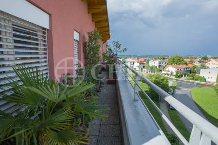 Prodej bytu 4+kk/T/GS, 105 m2 + 58 m2 terasa, Holubí 7, Praha 6 - Suchdol