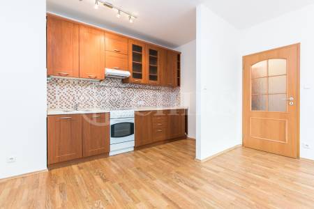 Prodej bytu 2+kk s předzahrádkou a garážovým stáním, OV, 47m2, ul. Werichova 1145/25, Praha 5 - Hlubočepy