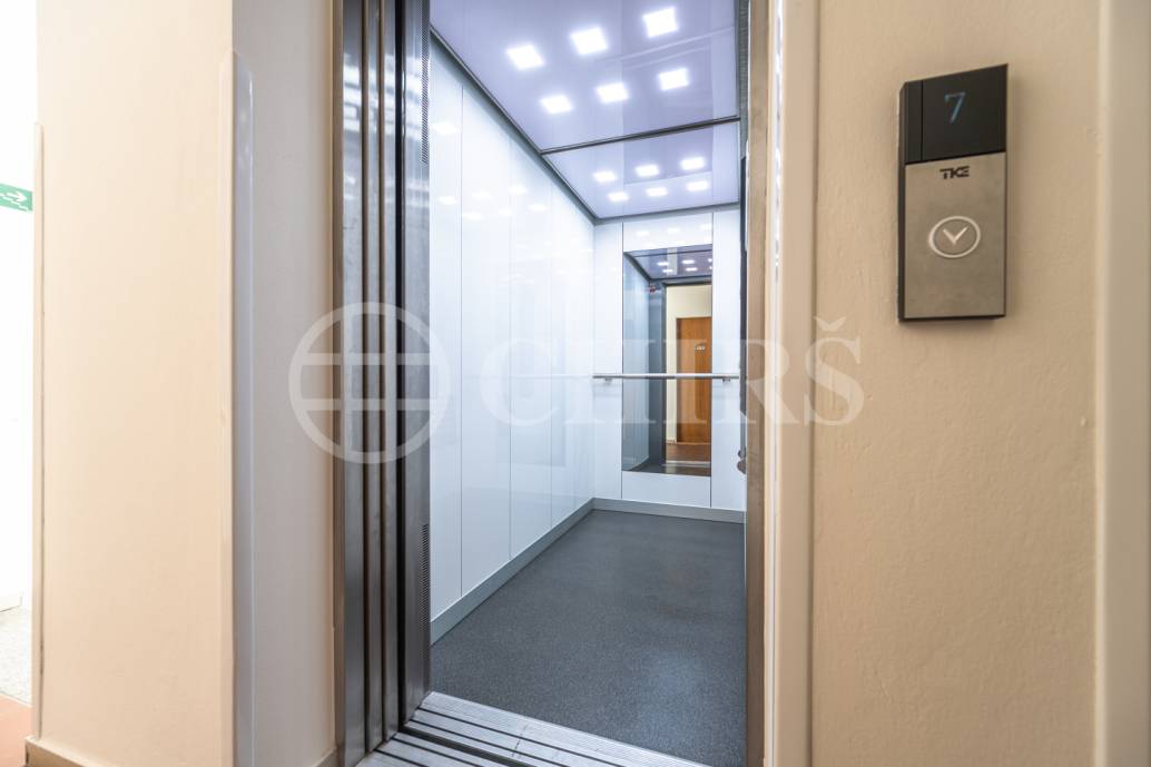 Pronájem mezonetového bytu 4+kk se dvěma terasami, OV, 109 m2, Sluneční náměstí 2560/4, Praha 5 - Hůrka