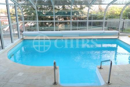 Prodej pěkného řadového RD 5+1/2x G, krytý bazén, už. plocha 279 m2, ul. Kralupská 235/3, Praha 6 - Ruzyně 