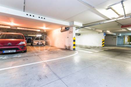 Prodej bytu 2+kk s předzahrádkou a terasou, OV, 49m2, ul. Högerova 1098/15, Praha 5 - Hlubočepy