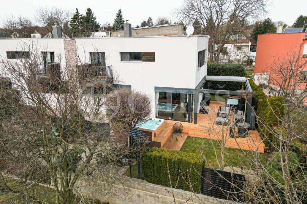 Prodej rodinného domu 5+kk s terasou, dvěma garážemi a zahradou, ul. K Rozvodně 1094/26, Praha 5 - Slivenec