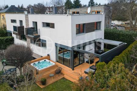 Prodej rodinného domu 5+kk s terasou, dvěma garážemi a zahradou, ul. K Rozvodně 1094/26, Praha 5 - Slivenec