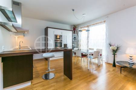 Prodej bytu 4+kk s balkonem a 2x garážovým stáním, OV, 113m2, ul. Za Zámečkem 746/5a, Praha 5 - Jinonice