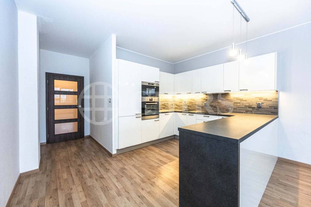 Prodej bytu 3+kk s balkonem, sklepem a garážovým stáním, OV, 102m2, ul. Voskovcova 1130/26, Praha 5 - Barrandov