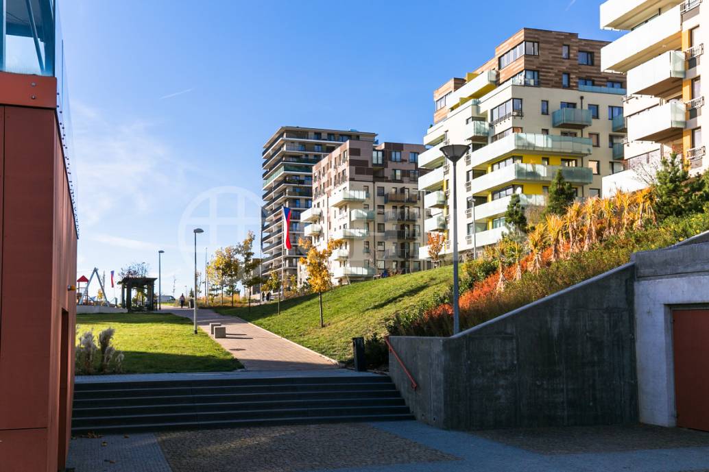 Pronájem bytu 2+kk s balkonem, OV, 54m2, ul. Svitákova 2810/5, Praha 5 - Stodůlky