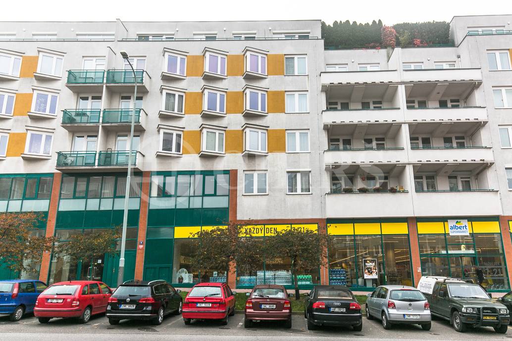 Prodej bytu 2+kk s předzahrádkou a terasou, OV, 49m2, ul. Högerova 1098/15, Praha 5 - Hlubočepy