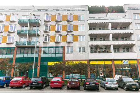 Prodej bytu 2+kk s předzahrádkou a terasou, OV, 49m2, ul. Högerova 1098/15, Praha 5 - Hlubočepy