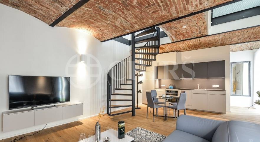 Prodej mezonet. ateliéru 2+kk, s předzahrádkou, 88,5m2, ul. Orelská, P-10 Vršovice