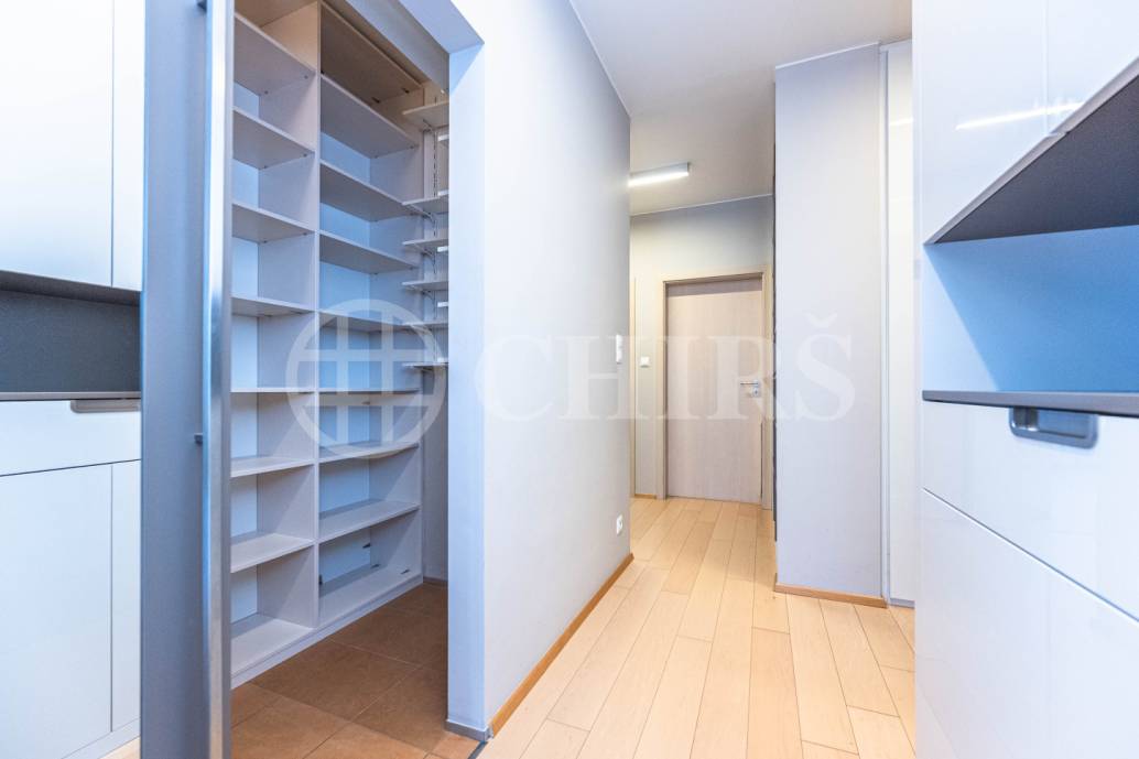 Pronájem bytu 3+kk s balkonem, lodžií a dvěma garážovými stáními, OV, 86 m², ul. Vacínovská 831/6, Praha 5 – Jinonice