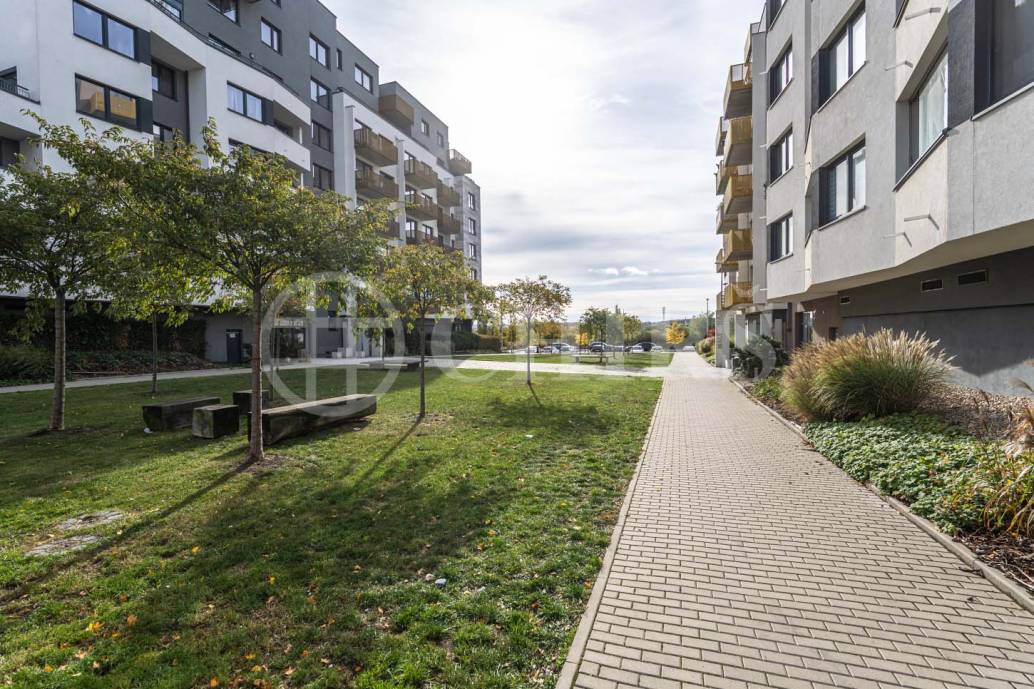 Prodej bytu 2+kk s balkonem, sklepem a garážovým stáním, DV, 47 m2, ul. Honzíkova, Praha 10 - Štěrboholy