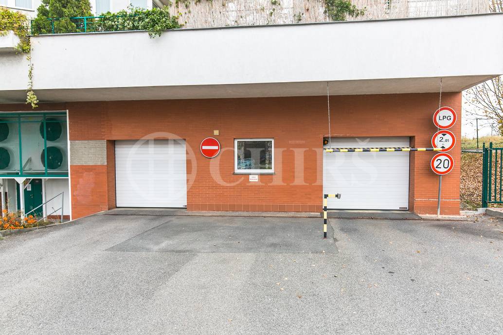 Prodej bytu 2+kk s předzahrádkou a terasou, OV, 49m2, ul. Högerova 1098/15, Praha 5 - Hlubočepy
