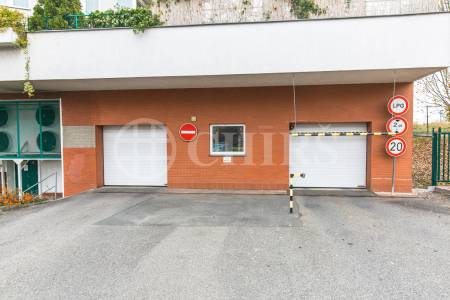 Prodej bytu 2+kk s předzahrádkou a terasou, OV, 49m2, ul. Högerova 1098/15, Praha 5 - Hlubočepy