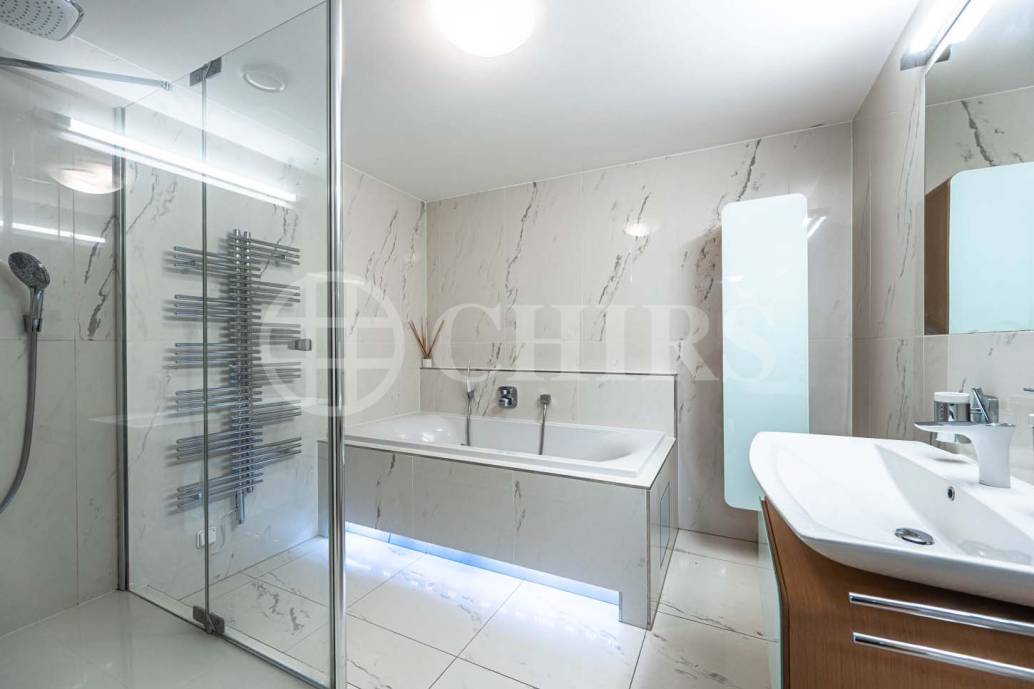 Prodej bytu 4+kk s terasou a uzamykatelnými garážemi, OV, 180m2, ul. Klausova 2559/11, Praha 5 - Stodůlky