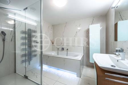 Prodej bytu 4+kk s terasou a uzamykatelnými garážemi, OV, 180m2, ul. Klausova 2559/11, Praha 5 - Stodůlky