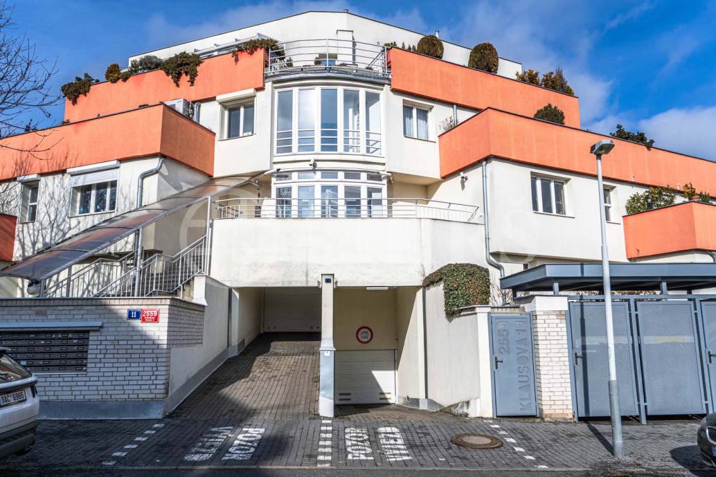 Prodej bytu 4+kk s terasou a uzamykatelnými garážemi, OV, 180m2, ul. Klausova 2559/11, Praha 5 - Stodůlky