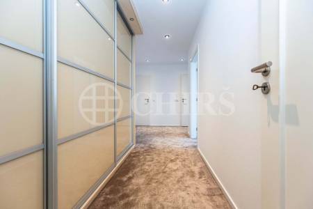 Prodej bytu 4+1 s balkonem, lodžií, sklepem a garážovými stáními, OV, 172m2, ul. Klausova 1361/13a, Praha 5 - Stodůlky