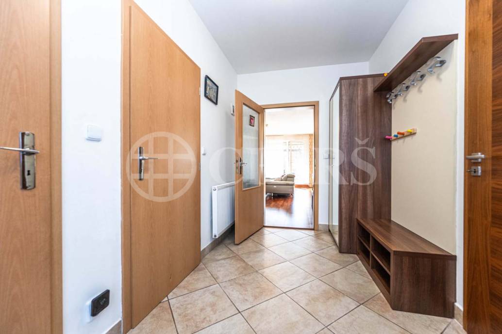 Prodej rodinného domu 5+kk s balkonem, garáží a zahradou, ul. Dělená 961/4, Praha 5 - Řeporyje