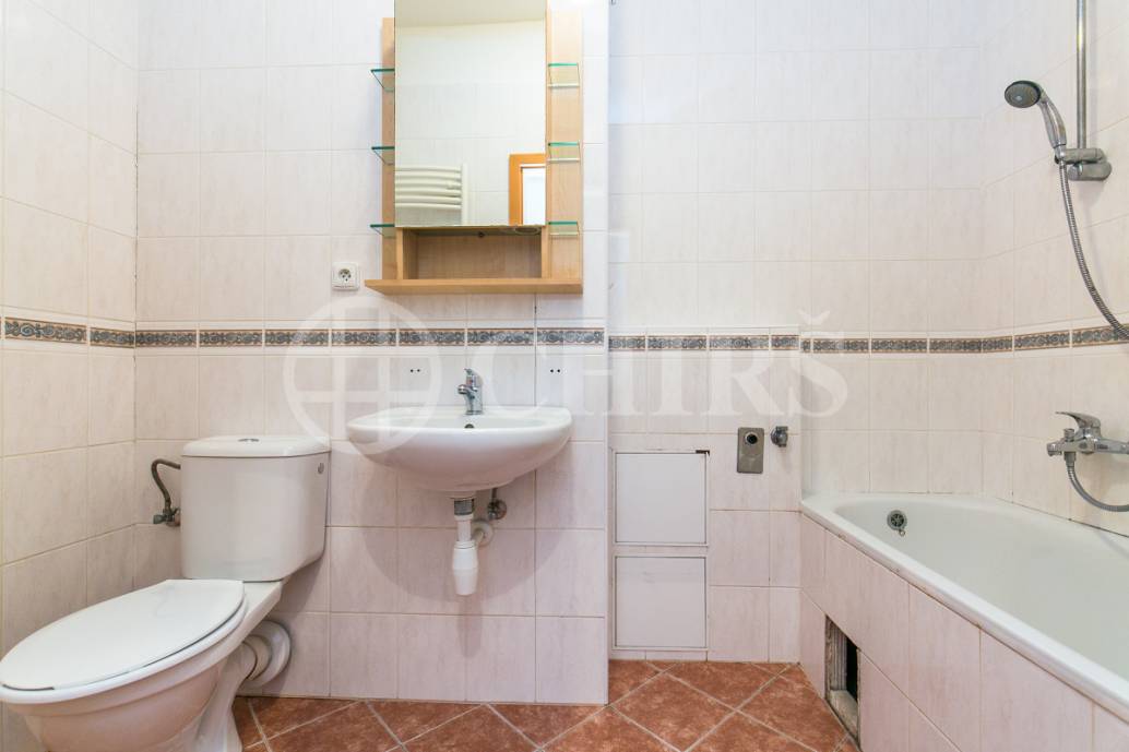 Prodej bytu 2+kk s předzahrádkou a garážovým stáním, OV, 47m2, ul. Werichova 1145/25, Praha 5 - Hlubočepy