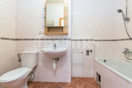 Prodej bytu 2+kk s předzahrádkou a garážovým stáním, OV, 47m2, ul. Werichova 1145/25, Praha 5 - Hlubočepy