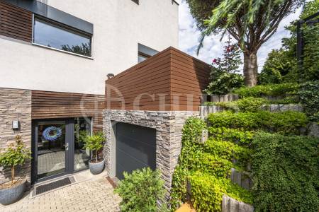 Prodej rodinného domu 5+kk s terasou, dvěma garážemi a zahradou, ul. K Rozvodně 1094/26, Praha 5 - Slivenec