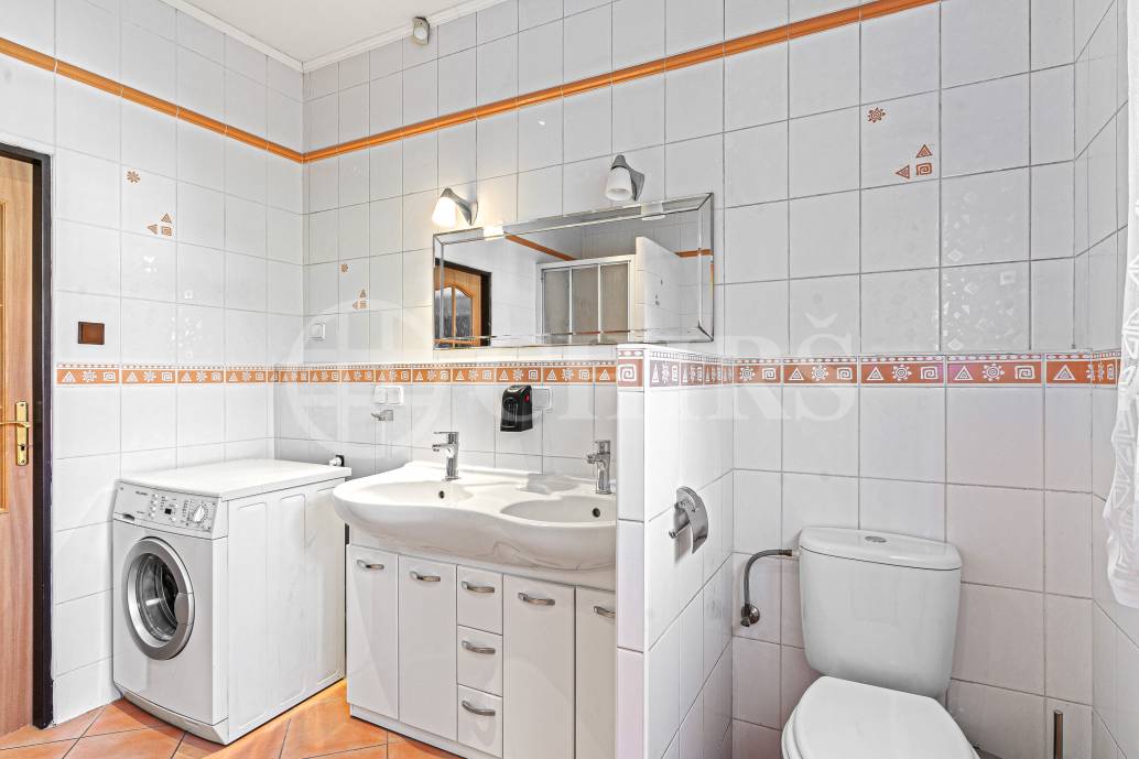 Prodej rodinného domu 5+kk s garáží, ul. U nové dálnice 703, Praha 4 - Chodov