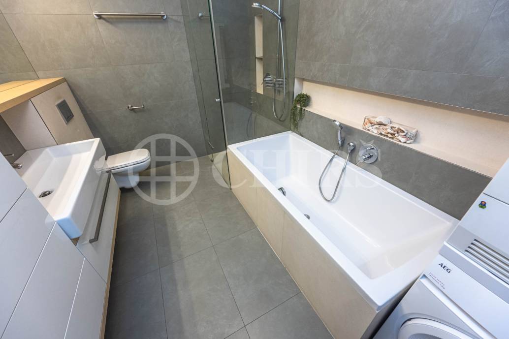 Pronájem bytu 3+kk s balkonem, lodžií a dvěma garážovými stáními, OV, 86 m², ul. Vacínovská 831/6, Praha 5 – Jinonice