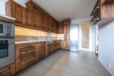 Prodej bytu 4+1 s balkonem, lodžií, sklepem a garážovými stáními, OV, 172m2, ul. Klausova 1361/13a, Praha 5 - Stodůlky