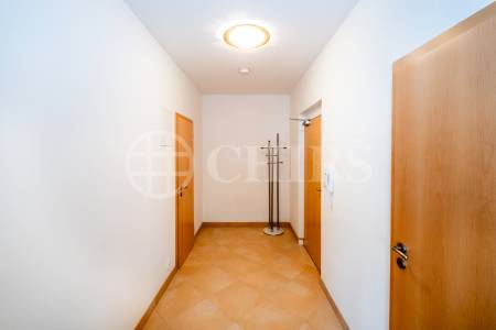 Prodej bytu 2+kk s lodžií a sklepem, OV, 60 m2, ul. Musílkova 1311/5b, Praha 5 - Košíře