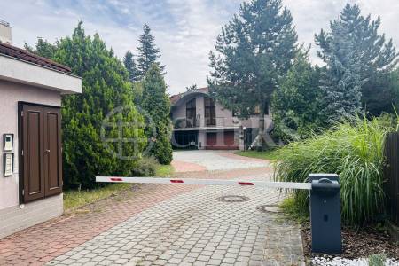 Pronájem rodinného domu 9+1 se zahradou, bazénem a garáží, OV, 390 m2, ul. Ke Školce, Průhonice, Praha-západ