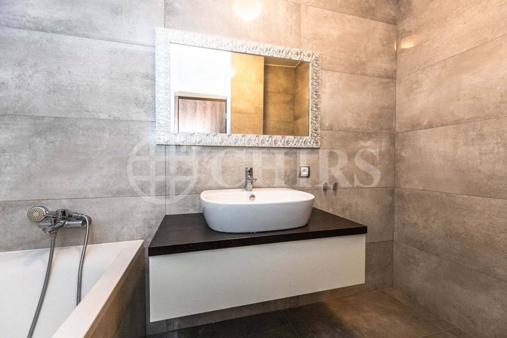 Prodej bytu 3+kk s balkonem, sklepem a garážovým stáním, OV, 102m2, ul. Voskovcova 1130/26, Praha 5 - Barrandov