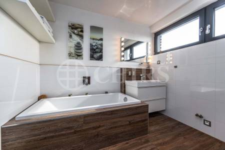 Prodej rodinného domu 5+kk s terasou, dvěma garážemi a zahradou, ul. K Rozvodně 1094/26, Praha 5 - Slivenec