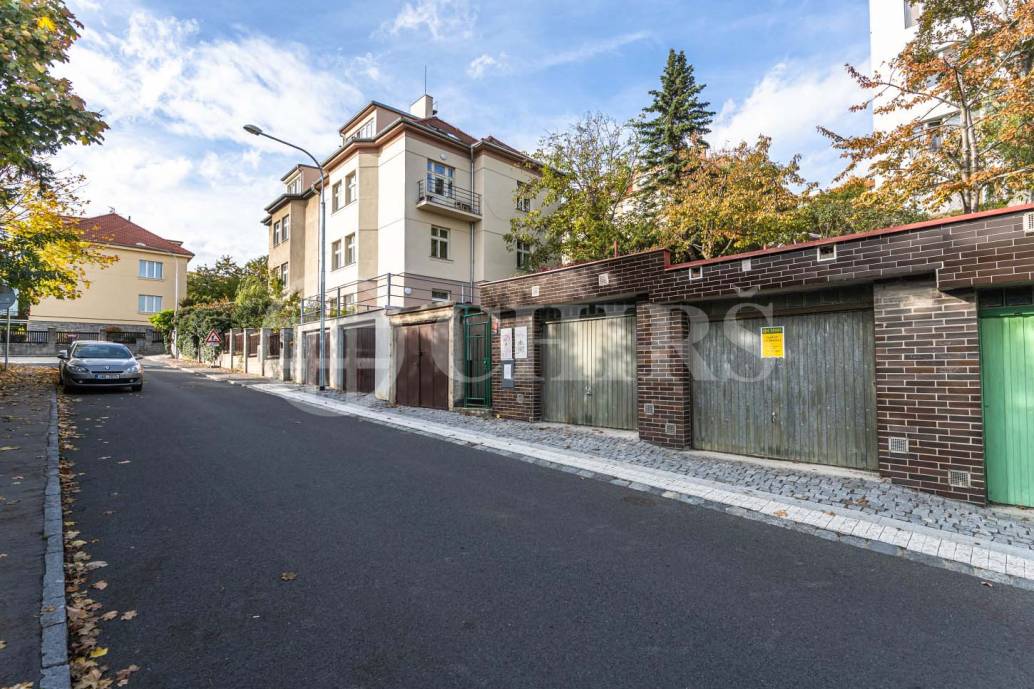 Prodej garáže, OV, 27m2, ul. Na Pláni, Praha 5 - Malvazinky