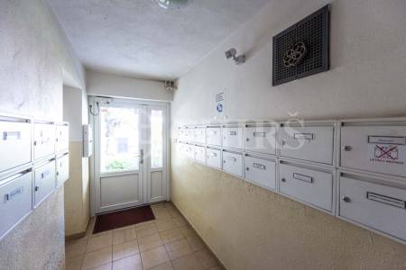 Pronájem bytu 3+kk s balkónem, lodžií, sklepem a garáží, OV, 81m2, ul. Hoškova 1110/6, Praha 5 – Malvazinky