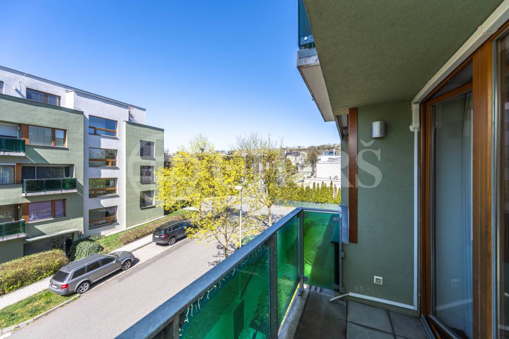 Pronájem bytu 3+kk s balkonem, lodžií a dvěma garážovými stáními, OV, 86 m², ul. Vacínovská 831/6, Praha 5 – Jinonice