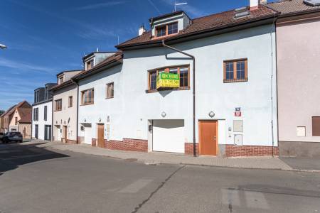 Pronájem rodinného domu 5+kk se zahradou, garáží a balkonem, ul. Mezi Lány 756/7b, Praha 5 - Jinonice