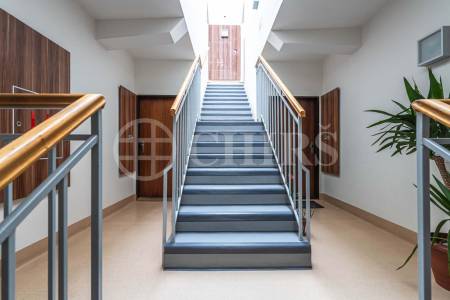 Prodej bytu 4+kk s terasou a uzamykatelnými garážemi, OV, 180m2, ul. Klausova 2559/11, Praha 5 - Stodůlky