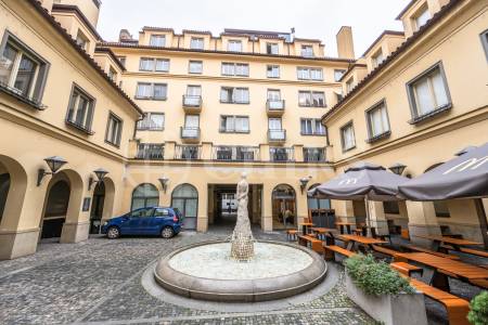 Pronájem  bytu 2+kk s balkonem, 53m2, ul. Mostecká, Praha 1- Malá Strana
