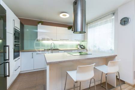 Pronájem bytu 4+kk se dvěma lodžiemi a garáží, OV, 110 m2, ul. Na Špitálce 2446/5, Praha 6 - Hanspaulka