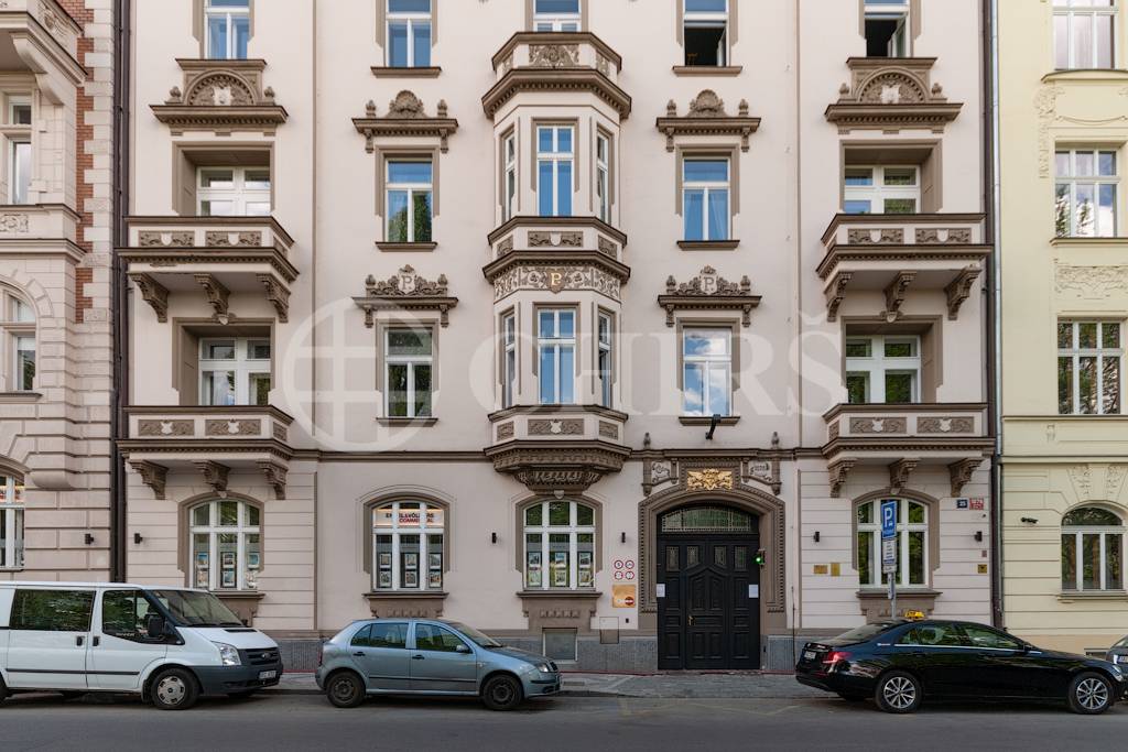 Pronájem garážového stání, OV, 15m2, ul. Janáčkovo nábřeží 1076/25, Praha 5 - Smíchov