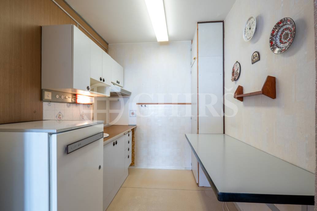 Prodej bytu 2+kk se sklepem, DV, 43 m2, ul. Bellušova 1818/35, Praha 13 - Stodůlky