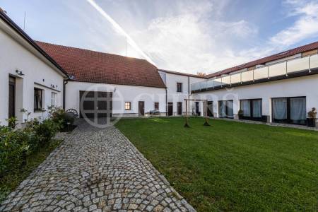 Pronájm multifunkčního  prostoru, OV, 210 m2,ul. Husovo náměstí 10, Hostivice, Středočeský kraj 