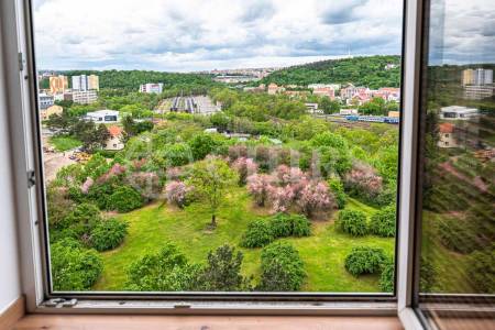 Pronájem bytu 2+kk s balkonem, OV, 63 m2, ul. Na Záhonech 1384/69, Praha 4 - Michle